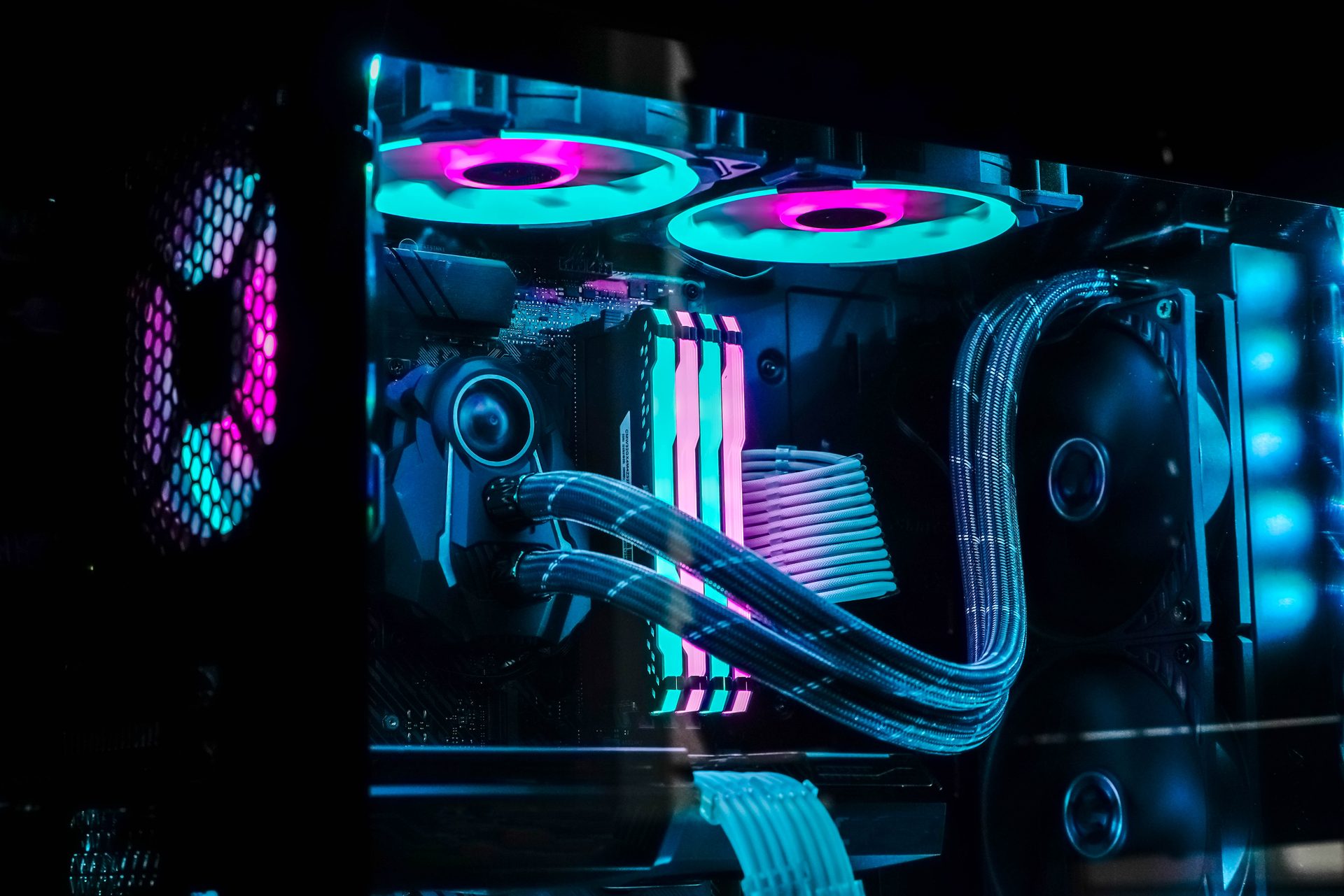 Interior ilustrativo de um computador gaming com memória e arrefecimento iluminados